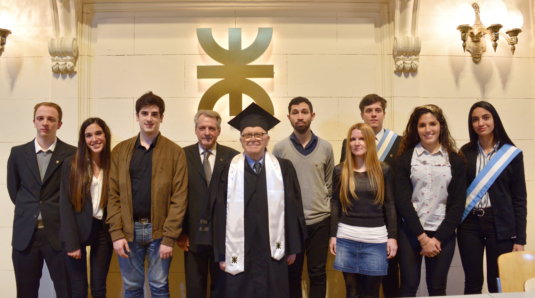En el centro, Dr Varotto, Ing. Aiassa y estudiantes abanderados de la UTN | Foto UTN REC UTN Rectorado Noticias Secretaría Académica Formación docente