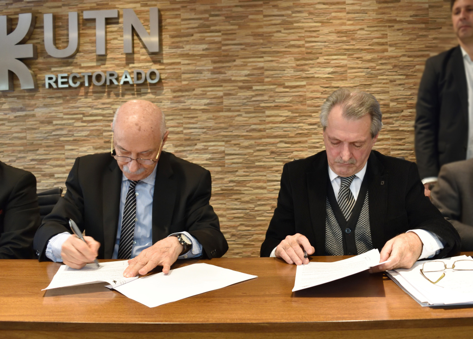 Ing. Ciácera e Ing. Aiassa, firmando el convenio durante la IV Reunión Ordinaria 2019 de CS UTN. UTN Rectorado Noticias Secretaría Académica Formación docente