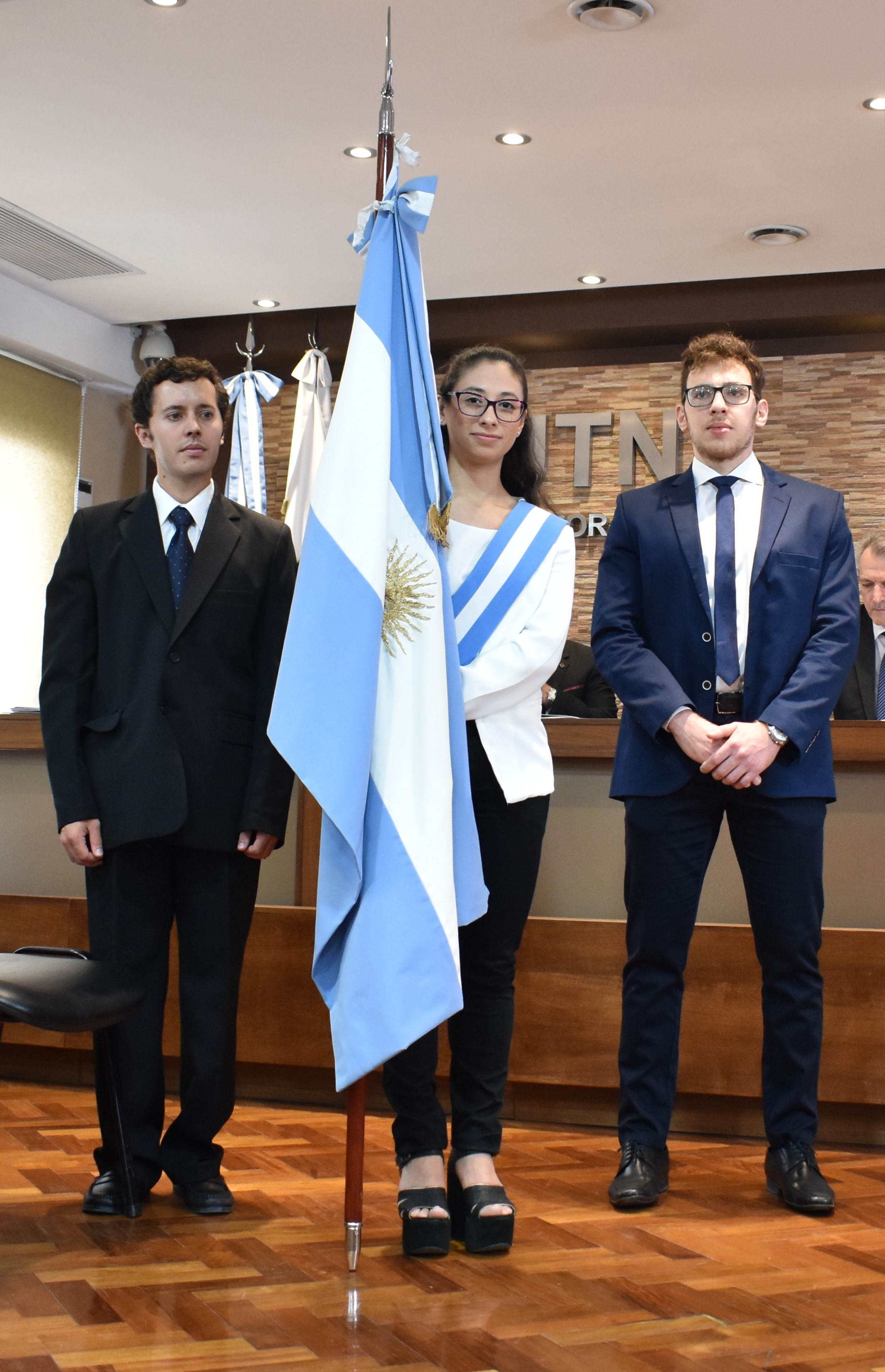 Abanderada y escoltas. De izq a der: Zaratiegui Franco; Cativa Vasquez Daniela; Bracco, Luciano Image