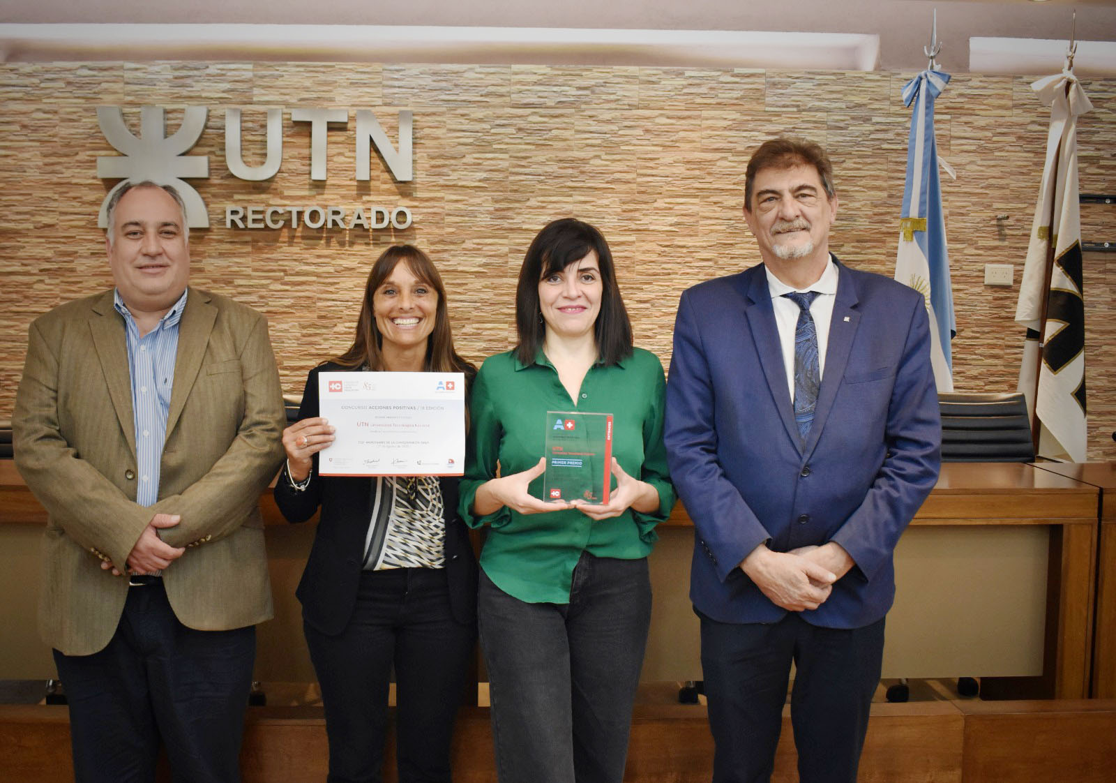 der. a izq. Rubén Soro, rector UTN / Mg. Ing. Carla Allende y Lic. Paola Quagliotti, del equipo UTN Sustentable / Juan Carlos Agüero, secretario de Coordinación Universitaria. der. a izq. Rubén Soro, rector UTN / Mg. Ing. Carla Allende y Lic. Paola Quagliotti, del equipo UTN Sustentable / Juan Carlos Agüero, secretario de Coordinación Universitaria.