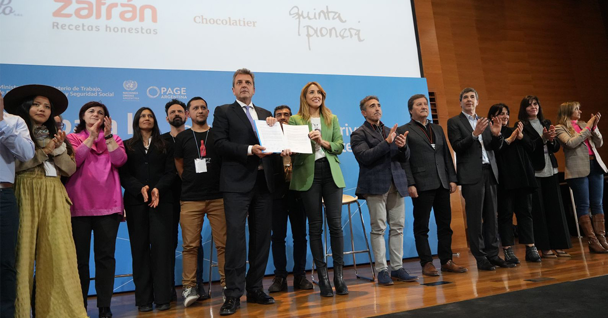 El ministro de Economía, Sergio Massa y la secretaria de Cambio Climático, Desarrollo sostenible e Innovación , Cecilia Nicolini, presentes durante la firma en el C3. Min. AyDS/SCCDSEI El ministro de Economía, Sergio Massa y la secretaria de Cambio Climático, Desarrollo sostenible e Innovación , Cecilia Nicolini, presentes durante la firma en el C3. Min. AyDS/SCCDSEI