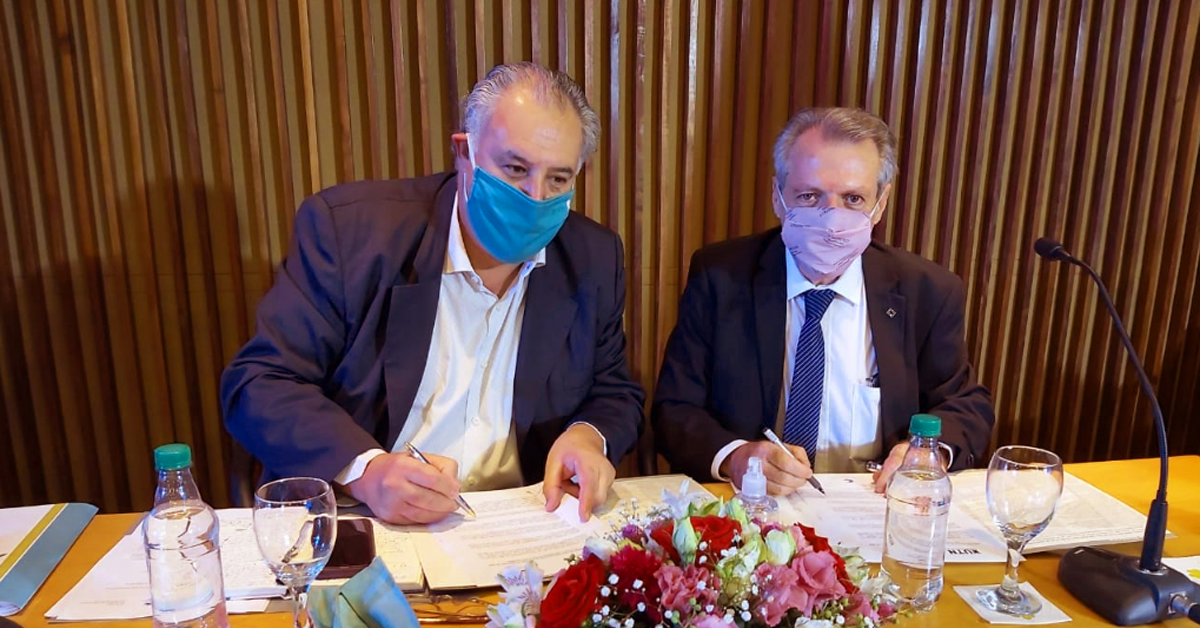 izq a der: CPN Alfredo Remo Lazzeretti; Ing. Héctor Aiassa Image
