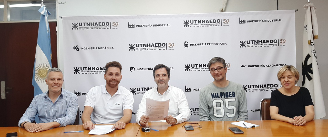 De izq. a der.: Sr. Luciano Polanco (Pro Flight Academy SRL), Sr. Santiago Fernández (Pro Flight Academy SRL), Ing. Carlos Salvador (decano FRH), Ing. Arnaldo Bejarano (director de Departamento Ingeniería Aeronáutica FRH), Lic. Mariana Lorena Fernández (Secretaria Académica FRH) Image