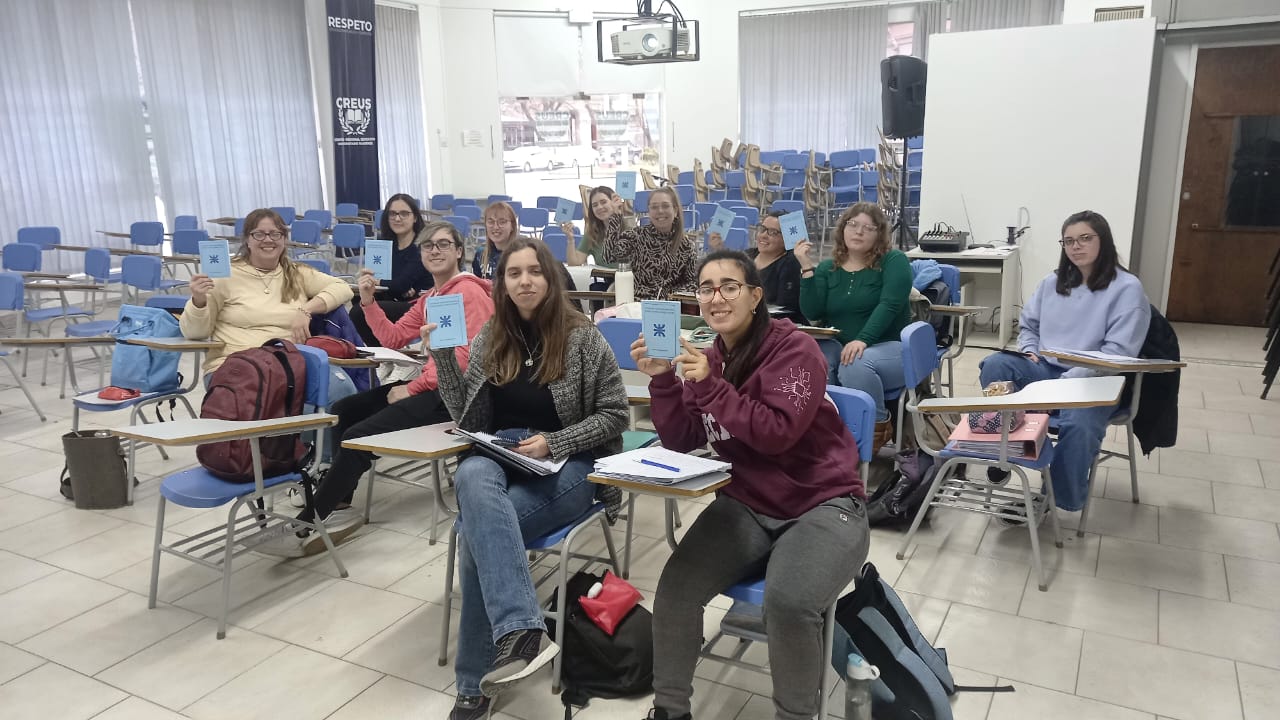 Grupo de estudiantes del programa puentes muestran sus credenciales de estudiantes de UTN