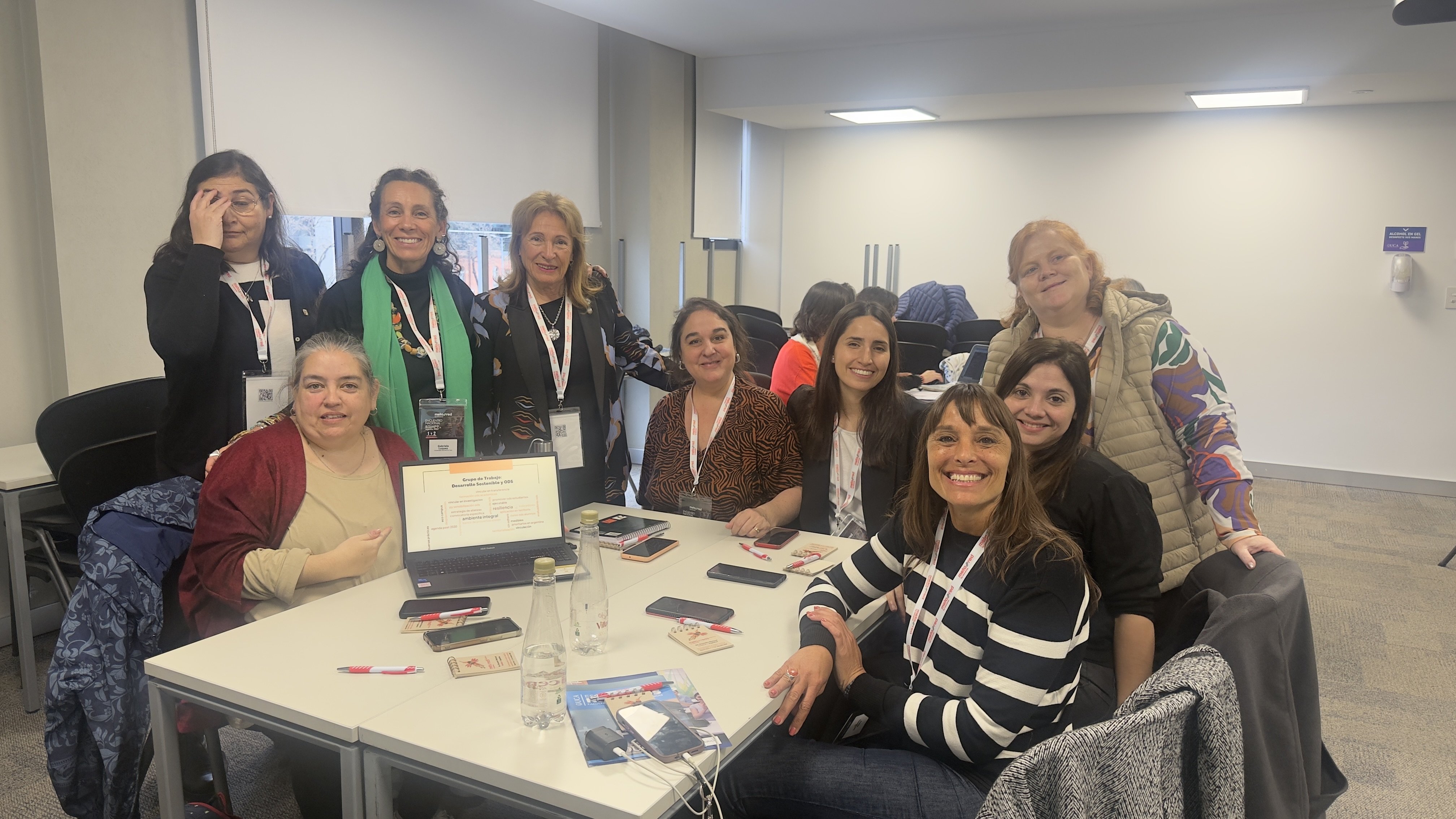 En la foto, Mag. Paola Quagliotti y Mag. Ing. Natalia Nachef junto a representantes de universidades en MetaRed S Argentina. vista aérea de la ciudad de Marcos Juarez -Córdoba
