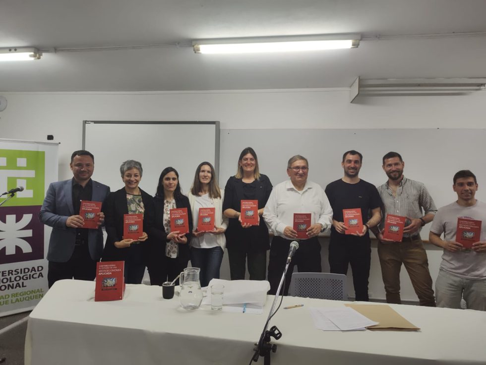 Rodolfo Farberoff presentó su libro «Contribuciones al Estudio de una Microeconomía Aplicada» en la sede de UTN Trenque Lauquen